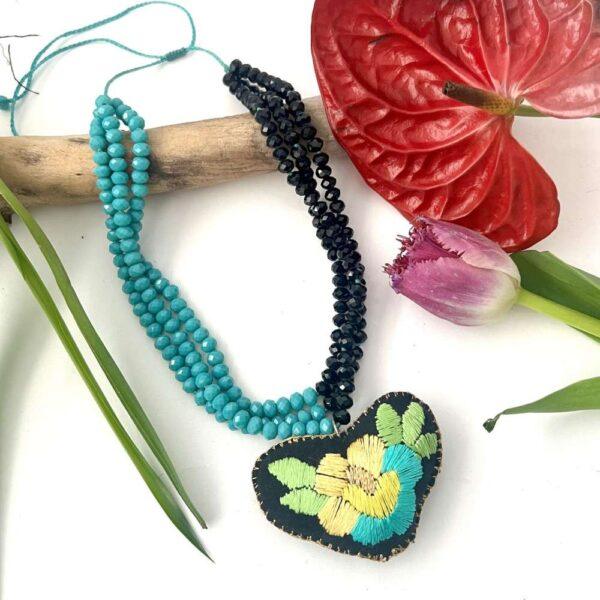 collar corazon bordado Chiapas celeste