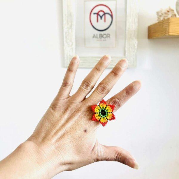 anillo chaquiras amarillo con rojo