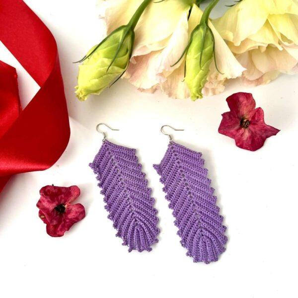 aretes tejidos plumas moradas