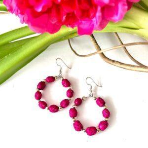 aretes hoja de palma fucsia