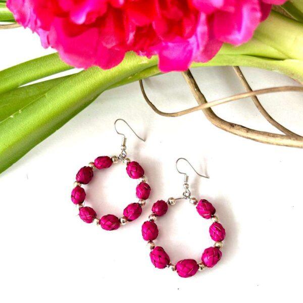 aretes hoja de palma fucsia