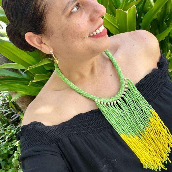 collar largo chaquiras verde con amarillo