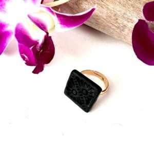 anillo cuadrado barro negro