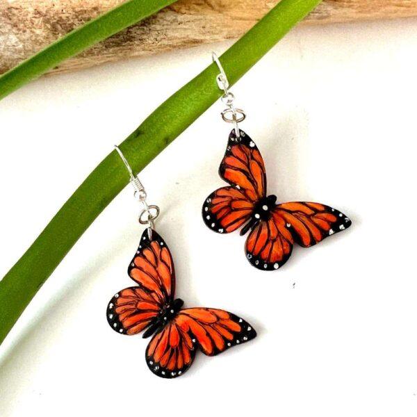 aretes madera mariposa monarca