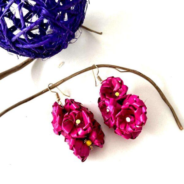 aretes hoja de palma flores fucsia