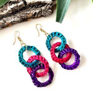 aretes hoja de palma morado y fucsia