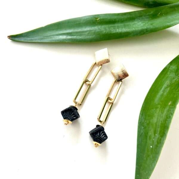 aretes largos cadena barro negro cubos