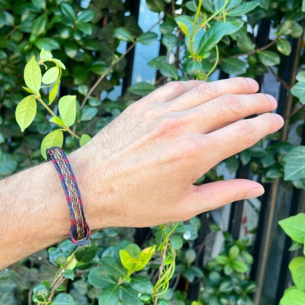 pulsera crin cuatro hilos azul y rojo