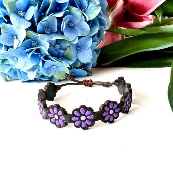 pulsera piel flores moradas