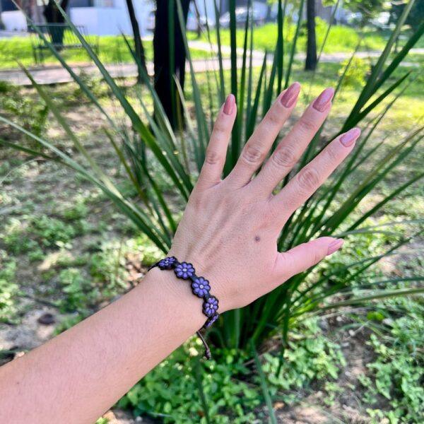 pulsera piel flores moradas