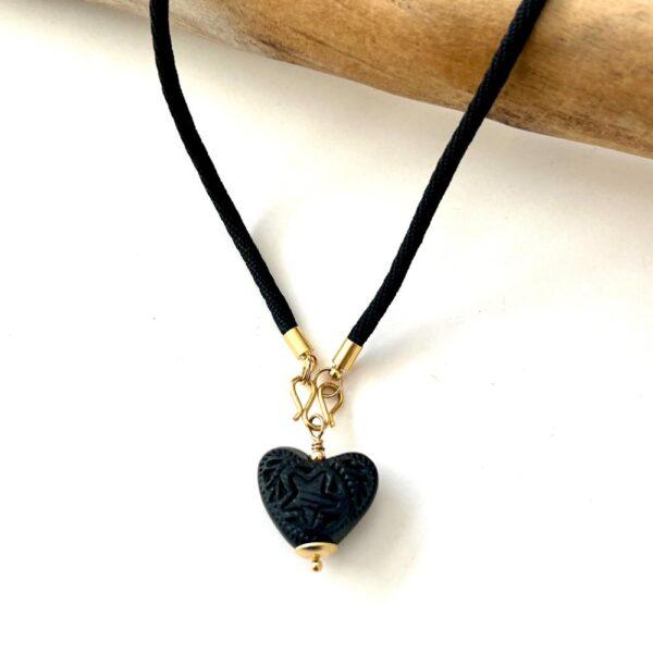 collar corto corazón mini barro negro