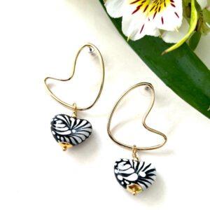 aretes corazon talavera negra y chapa