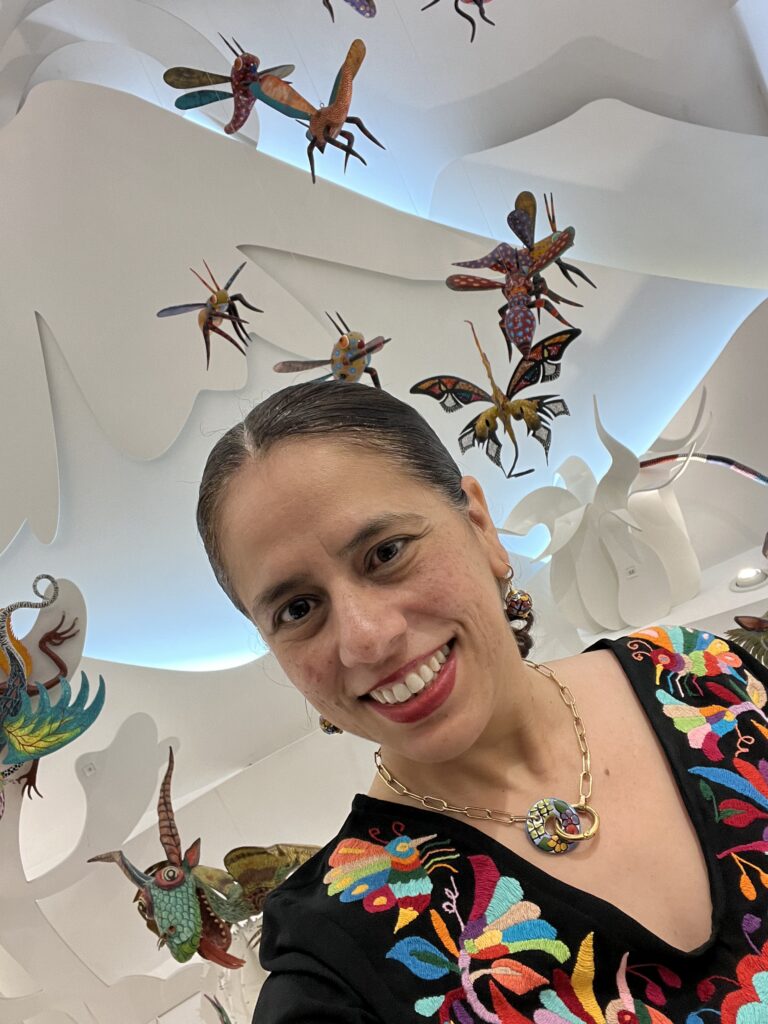 Verónica Guevara, fundadora de Albor Arte MX, rodeada de alebrijes en el Museo de Arte Popular de la Ciudad de México