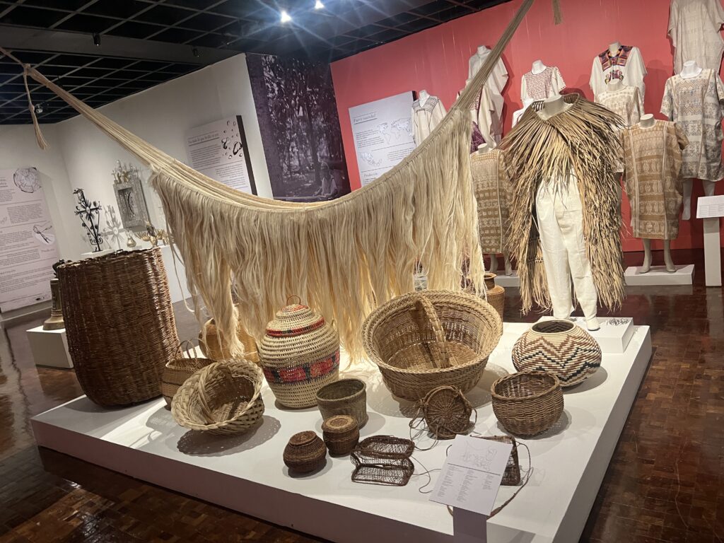 Exhibición de artesanías textiles y cestería mexicana en el Museo de Arte Popular de la Ciudad de México,
