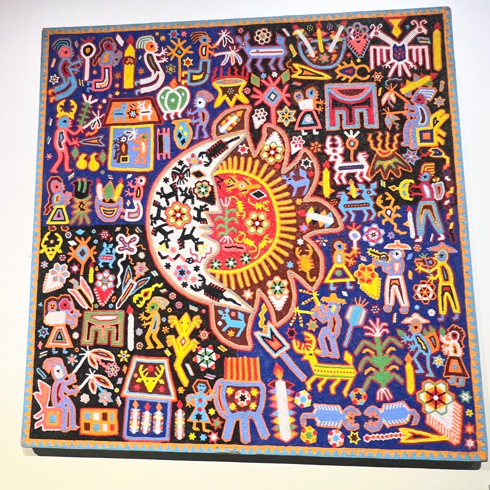 Cuadro huichol elaborado con chaquira en el Museo de Arte Popular de la Ciudad de México.
