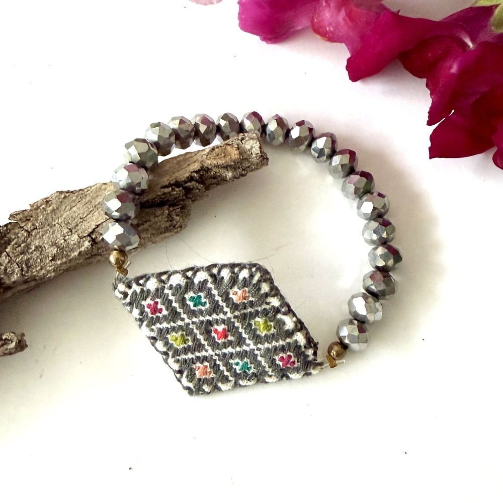 pulsera bordado Chiapas gris