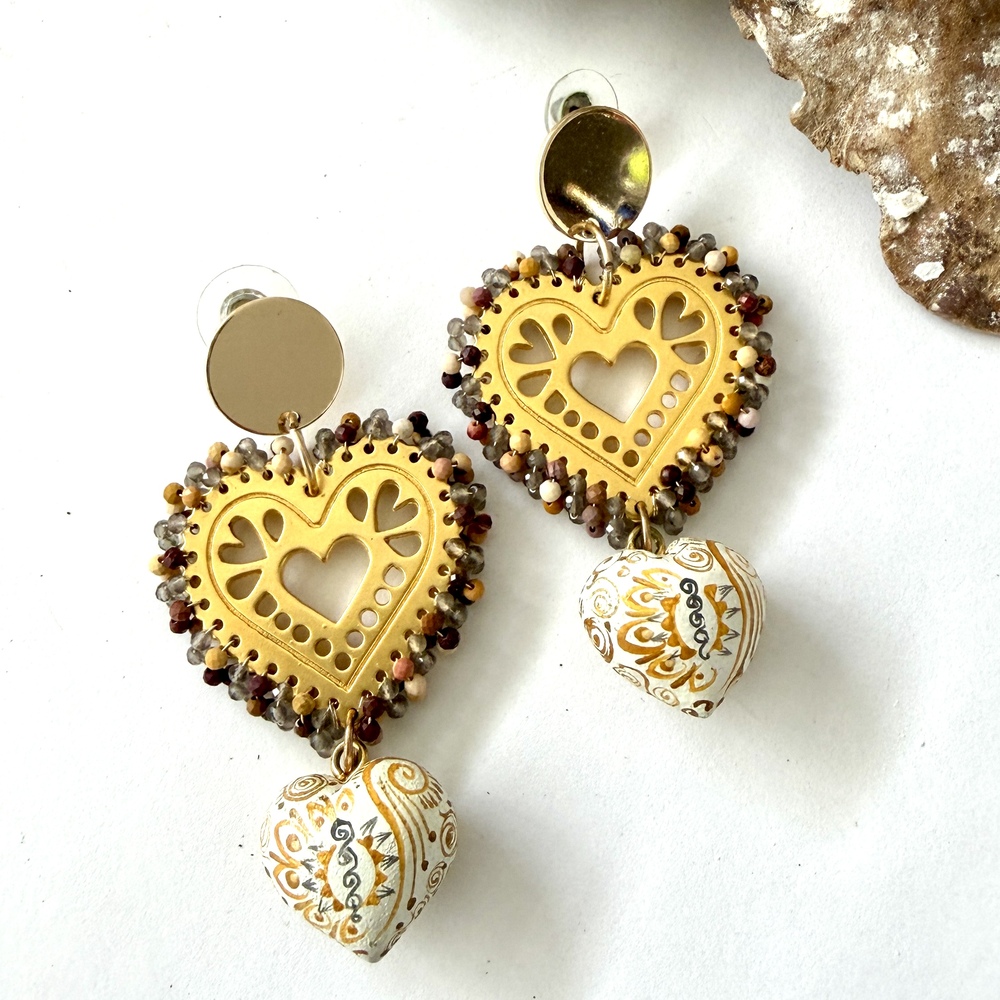 aretes de copal cafe con corazon de chapa de oro