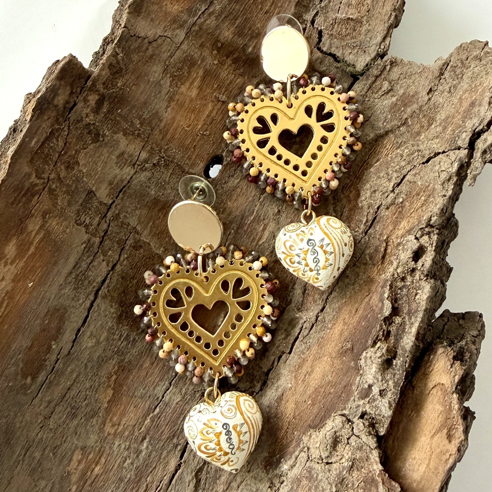 aretes de copal cafe con corazon de chapa de oro
