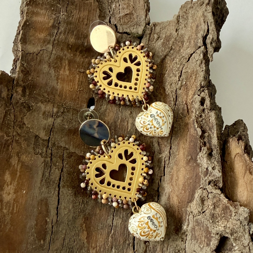 Aretes de copal café con corazón de chapa de oro - Imagen 3