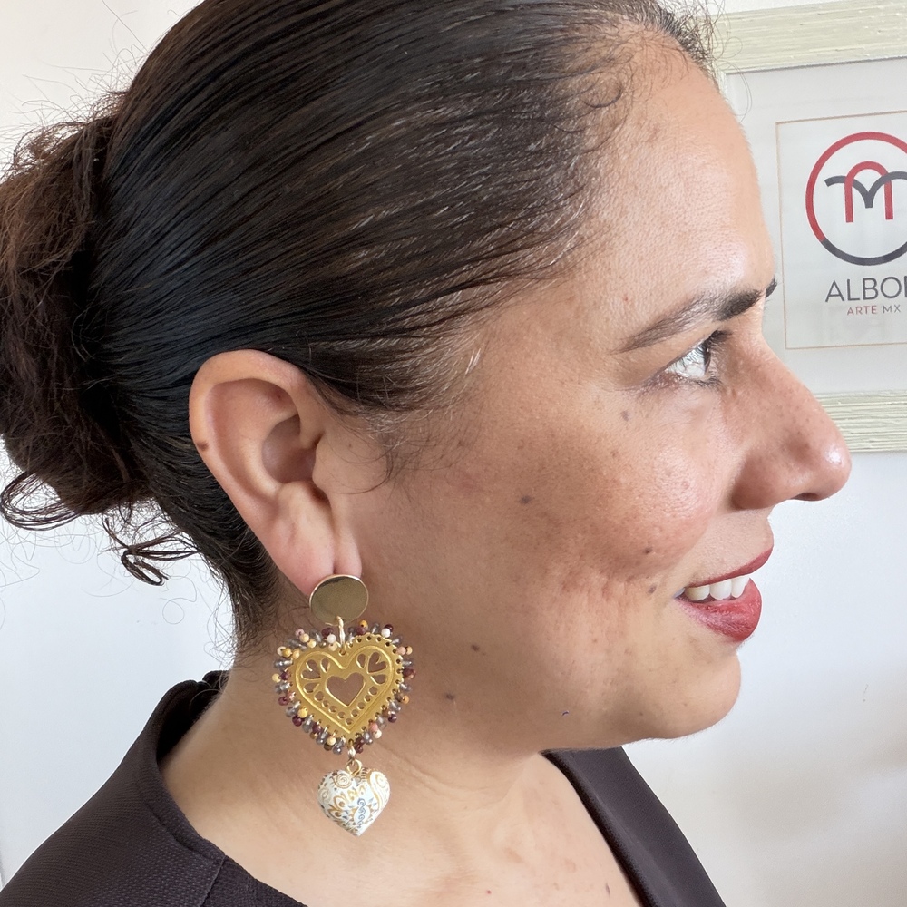 Aretes de copal café con corazón de chapa de oro - Imagen 4
