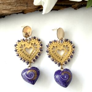 aretes de copal morado con corazon de chapa de oro