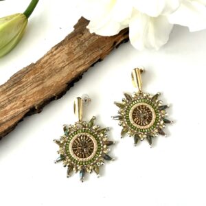 aretes tejidos con cristales verde olivo