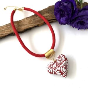 collar corto con corazon grande de talavera roja