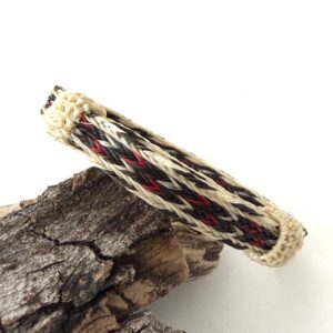 pulsera crin cuatro hilos con acentos rojos